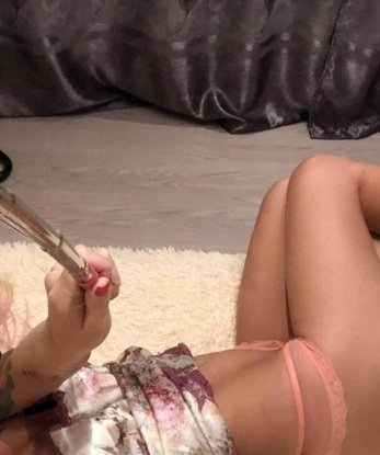 🌹🔥 У меня есть все, чтобы сделать наше свидание незабываемым - соблазнительное тело, запоминающиеся черты лица и непревзойденные навыки. 😉🔞
Я воплощу все твои сокровенные фантазии и помогу расслабиться после тяжелого рабочего дня. Мои услуги насыщены оралом, классическим сексом, эротическим массажем, а также другими приятностями, которые ты сможешь испытать только со мной. 💦💋
Я живу в Москве и готова принимать тебя в уютной и чистой квартире, где ты сможешь полностью расслабиться и насладиться моей компанией. 🏢💕
Мои клиенты говорят о моих услугах только положительные отзывы, ведь я внимательная и отзывчивая партнерша. Обещаю, ты не пожалеешь о своем выборе и захочешь вернуться ко мне снова и снова. 👄💕
Хочешь увидеть мои фото? Не волнуйся, у меня есть множество соблазнительных снимков, которые помогут тебе сделать правильный выбор. Сделай шаг к незабываемому удовольствию и позвони мне уже сегодня! 💋📞💕 Майя