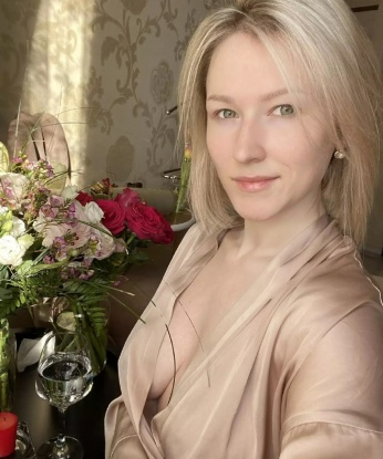 Я - опытная индивидуалка, которая обладает множеством возможностей, чтобы подарить тебе незабываемое удовольствие. Я готова стать твоей страстной компаньонкой на время и позаботиться о твоем блаженстве.
Мои услуги включают все, что ты можешь себе представить и даже больше. Я открыта для экспериментов и мои внимательные руки и горячие губы готовы погрузить тебя в мир наслаждения. Мой опыт и умение удовлетворить тебя доставят тебе неимоверное удовольствие.
У меня есть много положительных отзывов от довольных клиентов, которые подчеркивают мою красоту и нежность. Посмотри на мои фото и убедись сам, какая я сексуальная и привлекательная.
Я живу в Москве и готова встретиться с тобою в любом удобном для тебя месте. Москва - город, где можно реализовать все свои фантазии, и я помогу тебе в этом. Не жди, позвони мне прямо сейчас и открой новые грани удовольствия! 😉💋🌹 Света
